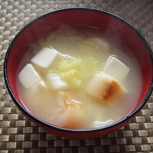 キャベツと豆腐と麩の味噌汁